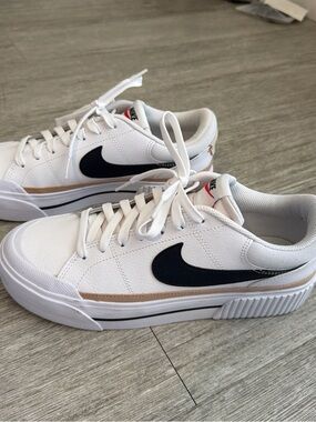 Nike court legacy lift